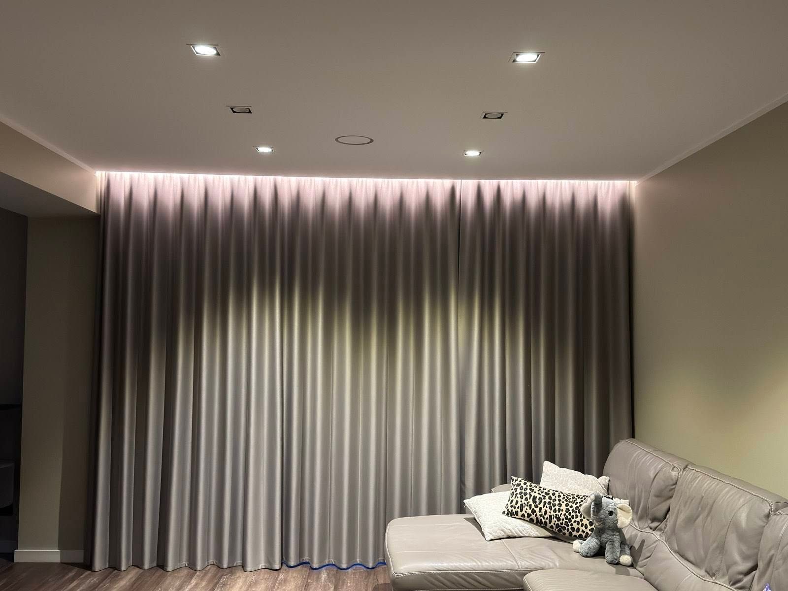 Užuolaidos lubų nišoje su LED apšvietimu